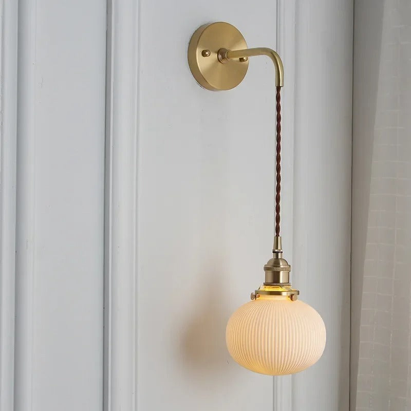 Aplique de Pared de Porcelana Blanca – Diseño Moderno con Latón-Wall Light Fixtures-Hogar88-Hogar88