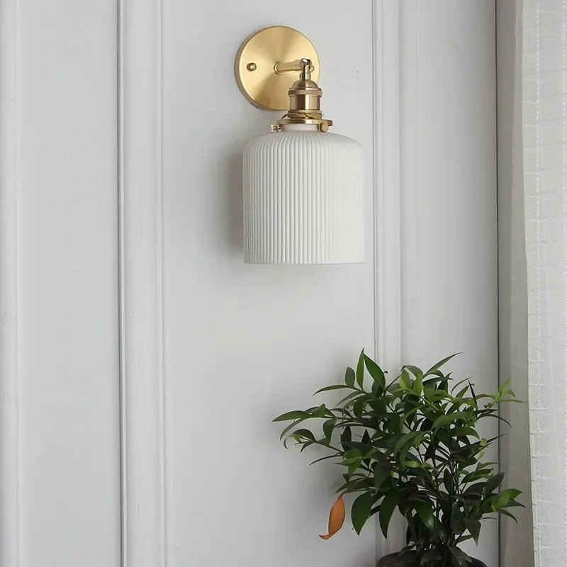Aplique de Pared de Porcelana Blanca – Diseño Moderno con Latón-Wall Light Fixtures-Hogar88-Hogar88