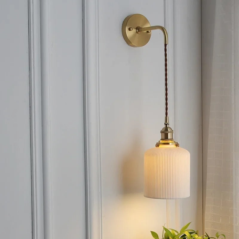 Aplique de Pared de Porcelana Blanca – Diseño Moderno con Latón-Wall Light Fixtures-Hogar88-Hogar88