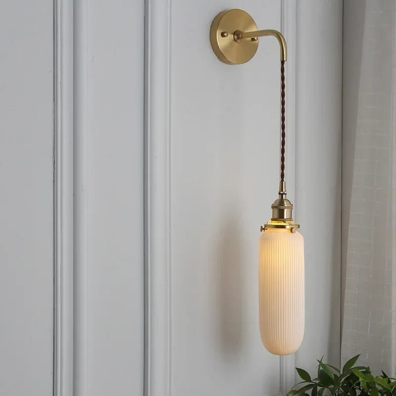 Aplique de Pared de Porcelana Blanca – Diseño Moderno con Latón-Wall Light Fixtures-Hogar88-Hogar88