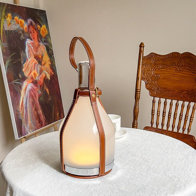 Lámpara de Mesa Moderna de Vidrio Esmerilado con Asa de Cuero – Diseño Sofisticado para Ambientes Contemporáneos-Table Lamps-Hogar88-Hogar88