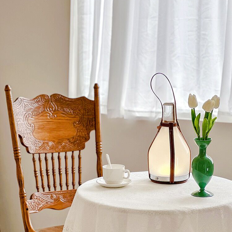 Lámpara de Mesa Moderna de Vidrio Esmerilado con Asa de Cuero – Diseño Sofisticado para Ambientes Contemporáneos-Table Lamps-Hogar88-Hogar88