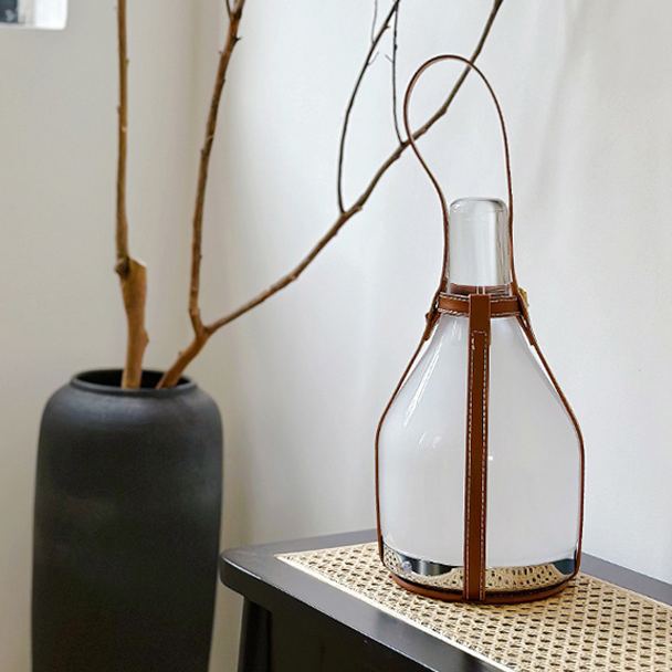 Lámpara de Mesa Moderna de Vidrio Esmerilado con Asa de Cuero – Diseño Sofisticado para Ambientes Contemporáneos-Table Lamps-Hogar88-Hogar88