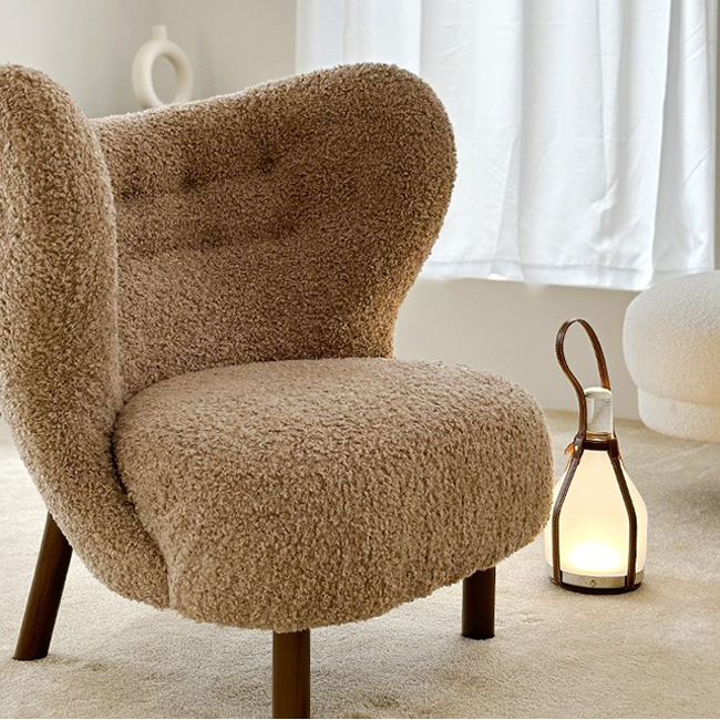 Lámpara de Mesa Moderna de Vidrio Esmerilado con Asa de Cuero – Diseño Sofisticado para Ambientes Contemporáneos-Table Lamps-Hogar88-Hogar88