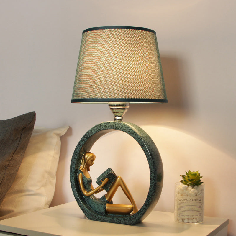 Lámpara de Mesa Niña Lectora Moderna – Luz Suave Decorativa-Table Lamps-Hogar88-Hogar88