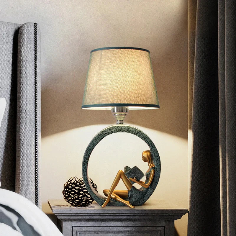 Lámpara de Mesa Niña Lectora Moderna – Luz Suave Decorativa-Table Lamps-Hogar88-Hogar88