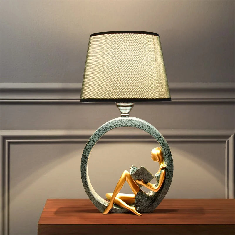 Lámpara de Mesa Niña Lectora Moderna – Luz Suave Decorativa-Table Lamps-Hogar88-Hogar88